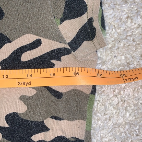 Energie- Camoflage V-Neck Baby Tee- Sz XL- 95% Cotton/5% Spandex - Picture 5 of 6